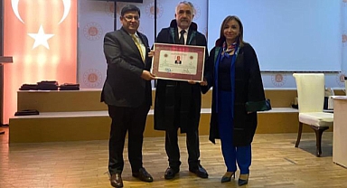 Eski Rektör 40 Yıl Sonra Ruhsatını Aldı