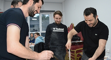 Okulda yemeklerini yapıp birlikte iftar ettiler
