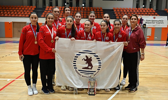 OMÜlü kadınlar kupaya uzandı